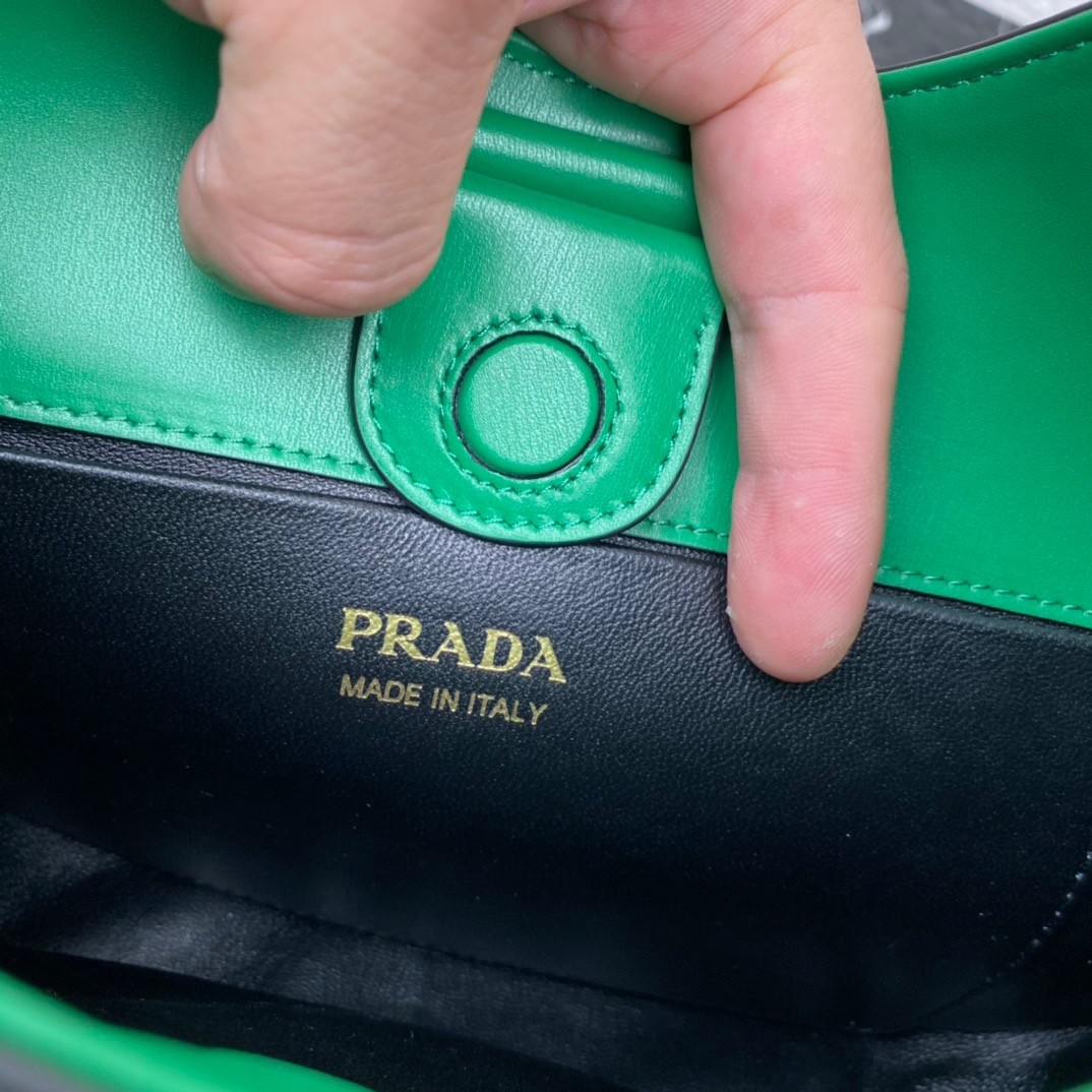 Pra*a shoulder bag in green leather