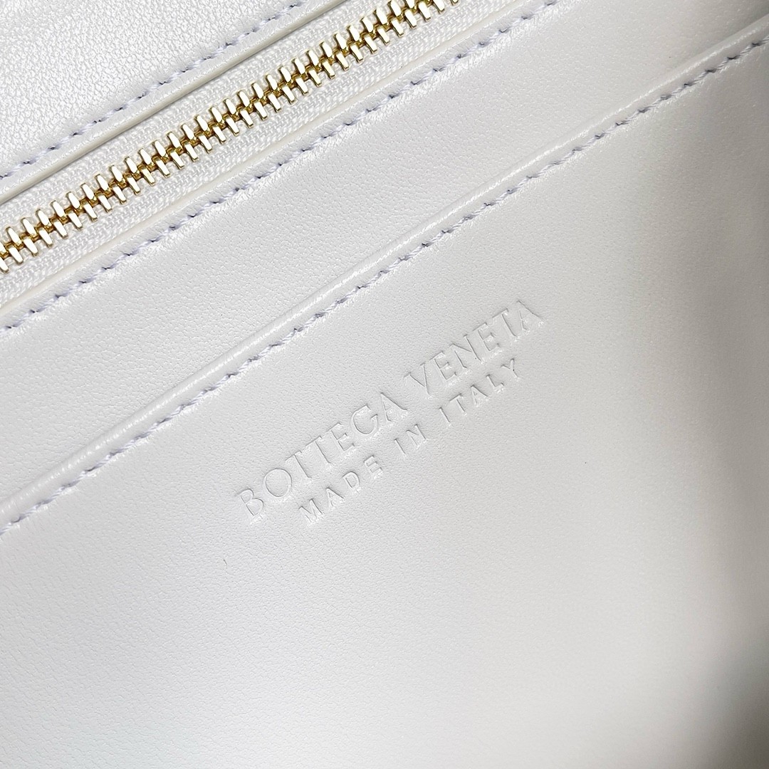 bo*te*ga Ve*ne*ta andiamo small east/west bag in white intrecciato lambskin