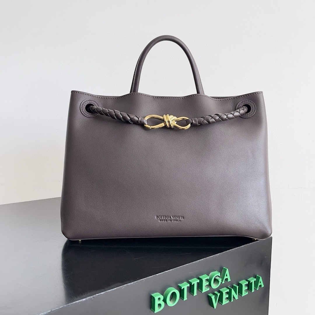 bo*te*ga Ve*ne*ta medium andiamo bag in fondant smooth calfskin