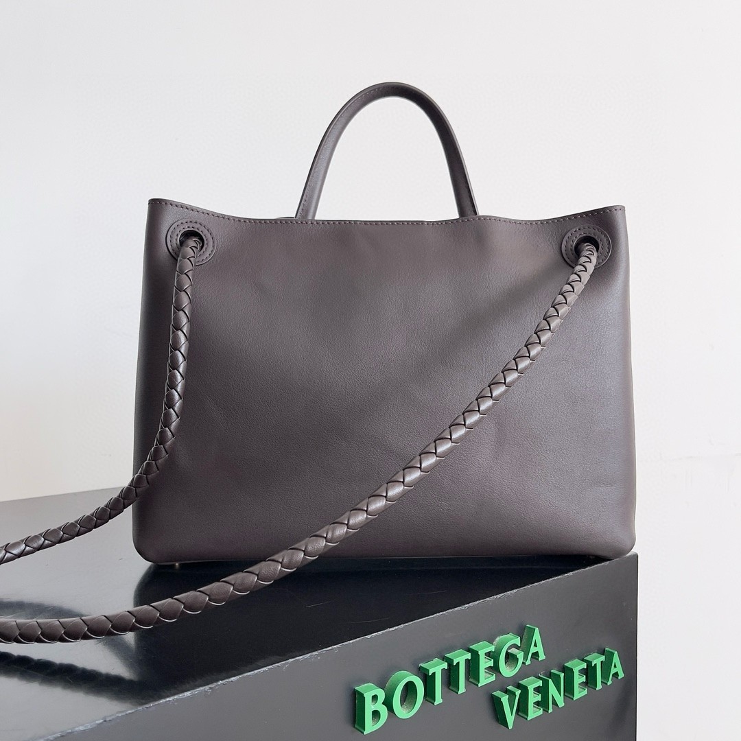 bo*te*ga Ve*ne*ta medium andiamo bag in fondant smooth calfskin