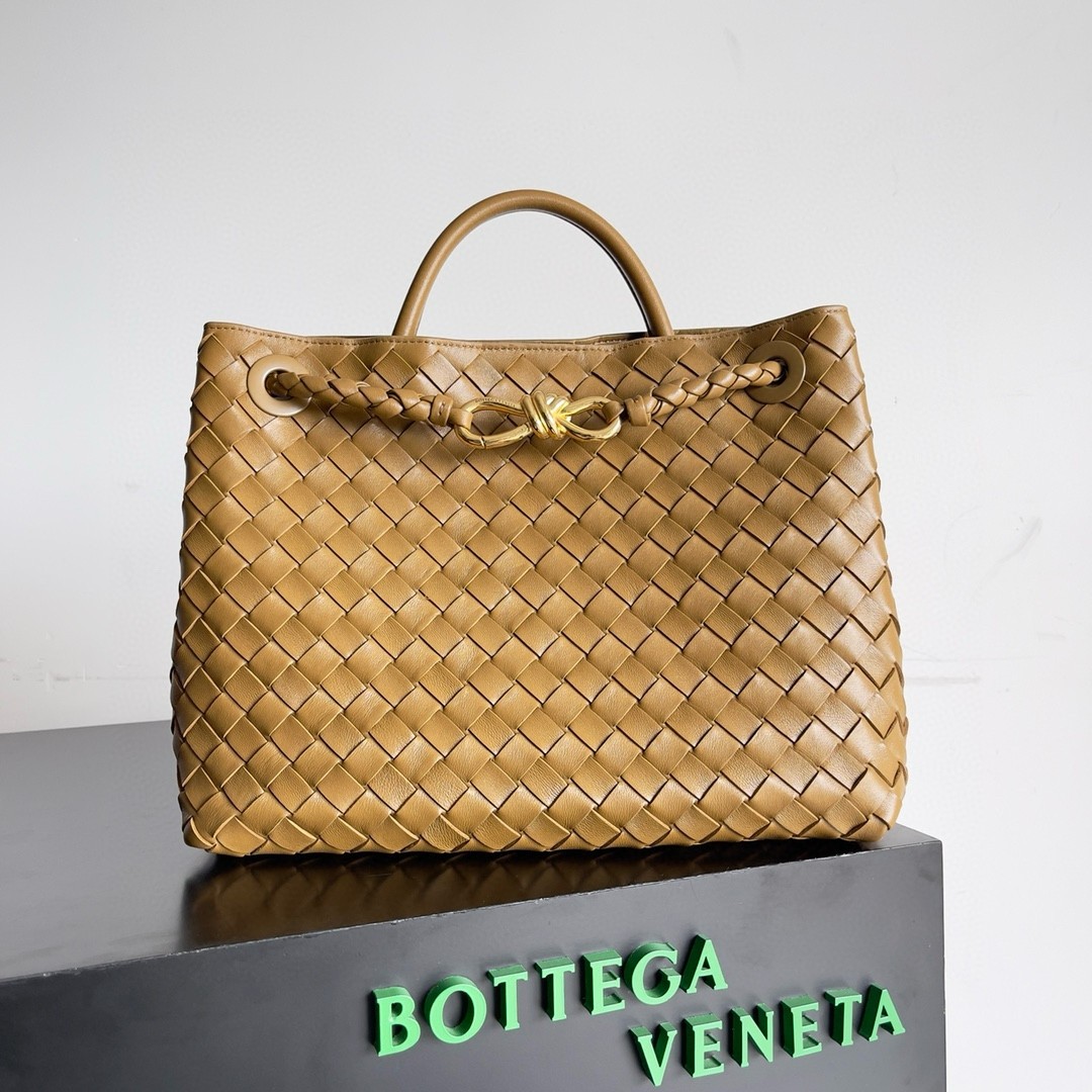 bo*te*ga Ve*ne*ta medium andiamo bag in praline intrecciato lambskin