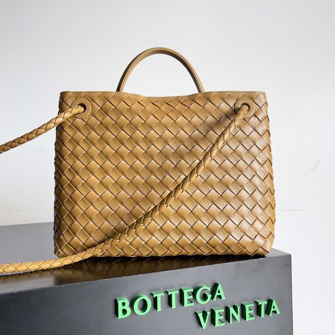 bo*te*ga Ve*ne*ta medium andiamo bag in praline intrecciato lambskin