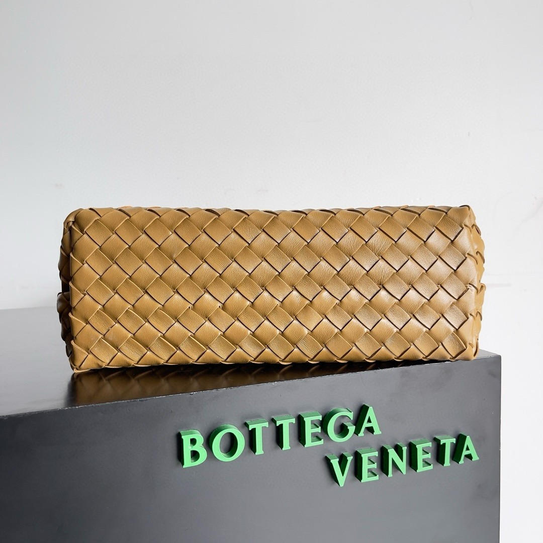 bo*te*ga Ve*ne*ta medium andiamo bag in praline intrecciato lambskin