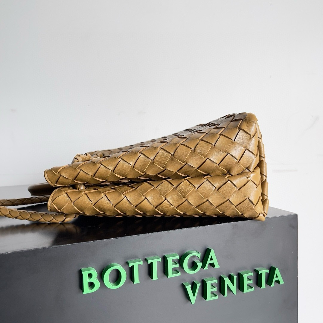 bo*te*ga Ve*ne*ta medium andiamo bag in praline intrecciato lambskin