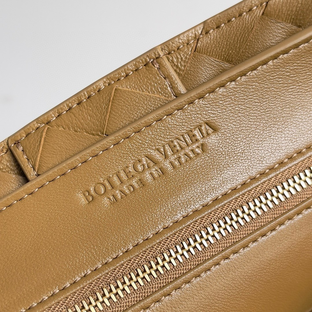 bo*te*ga Ve*ne*ta medium andiamo bag in praline intrecciato lambskin