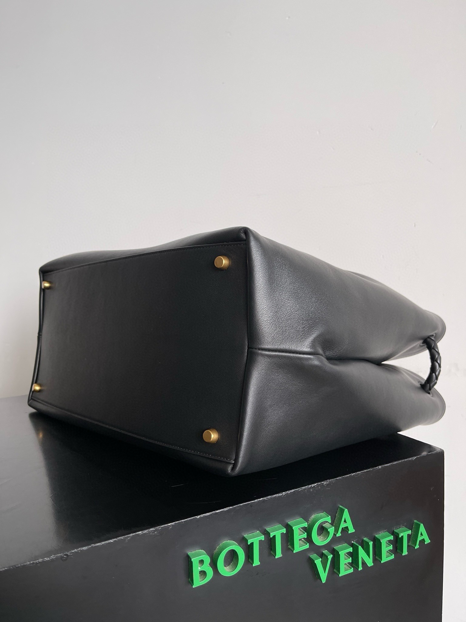 bo*te*ga Ve*ne*ta large andiamo bag in black smooth calfskin