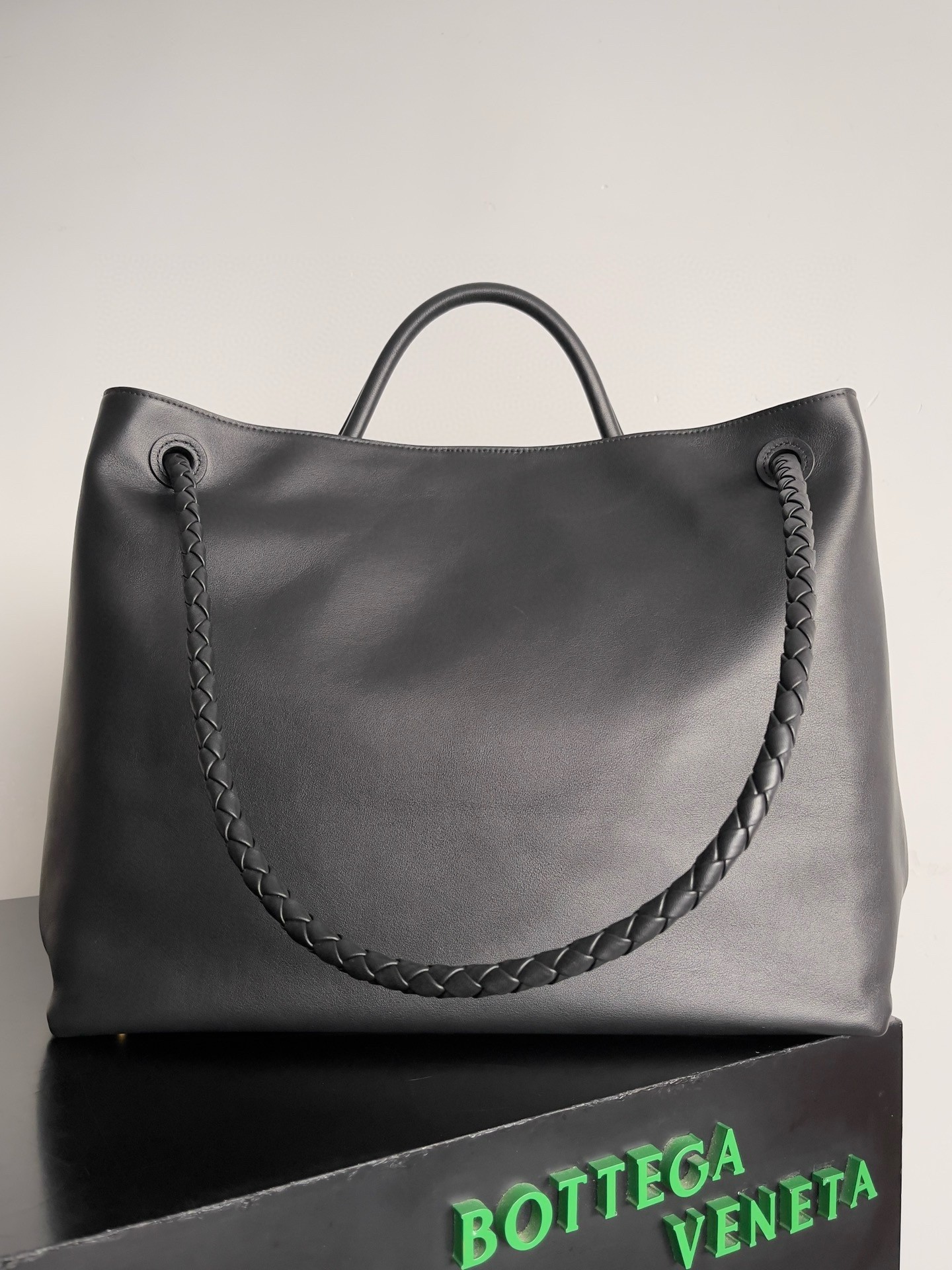 bo*te*ga Ve*ne*ta large andiamo bag in black smooth calfskin