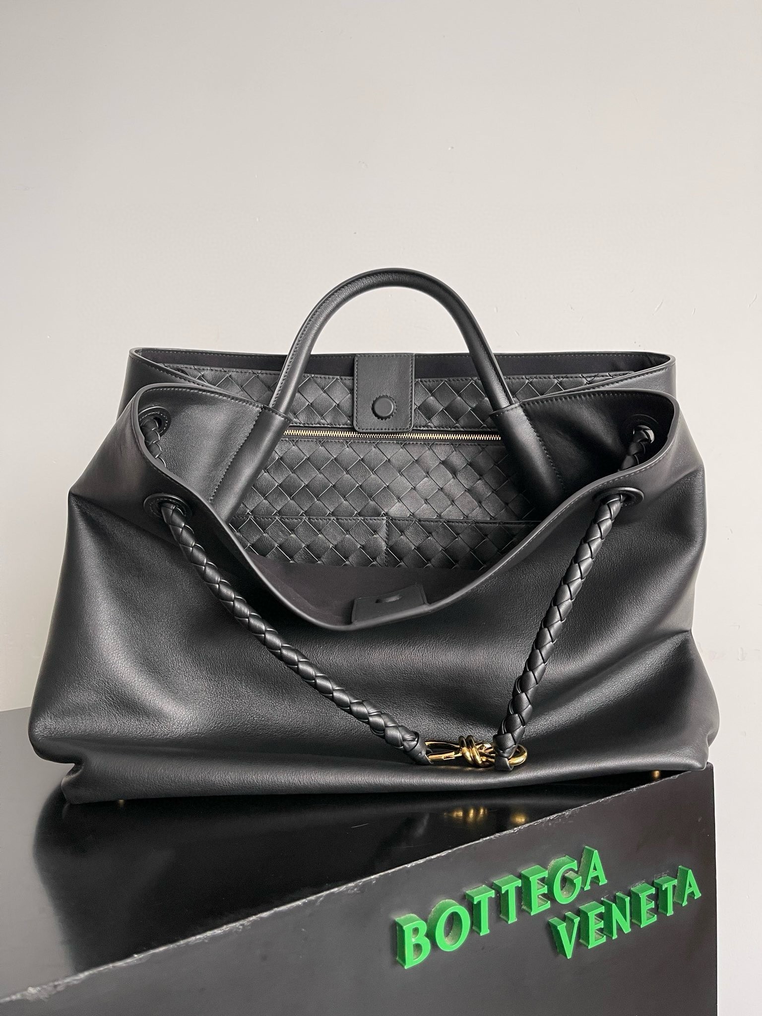 bo*te*ga Ve*ne*ta large andiamo bag in black smooth calfskin