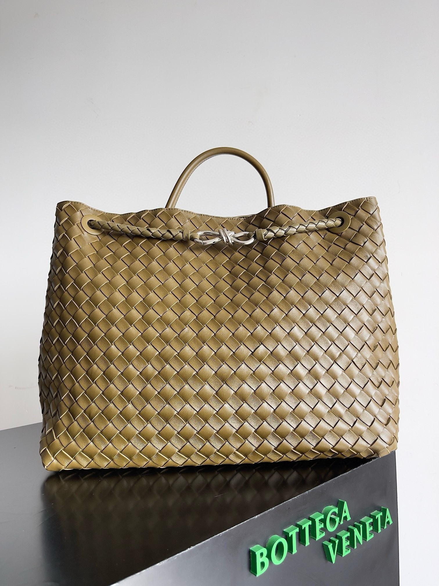 bo*te*ga Ve*ne*ta large andiamo bag in khaki intrecciato lambskin