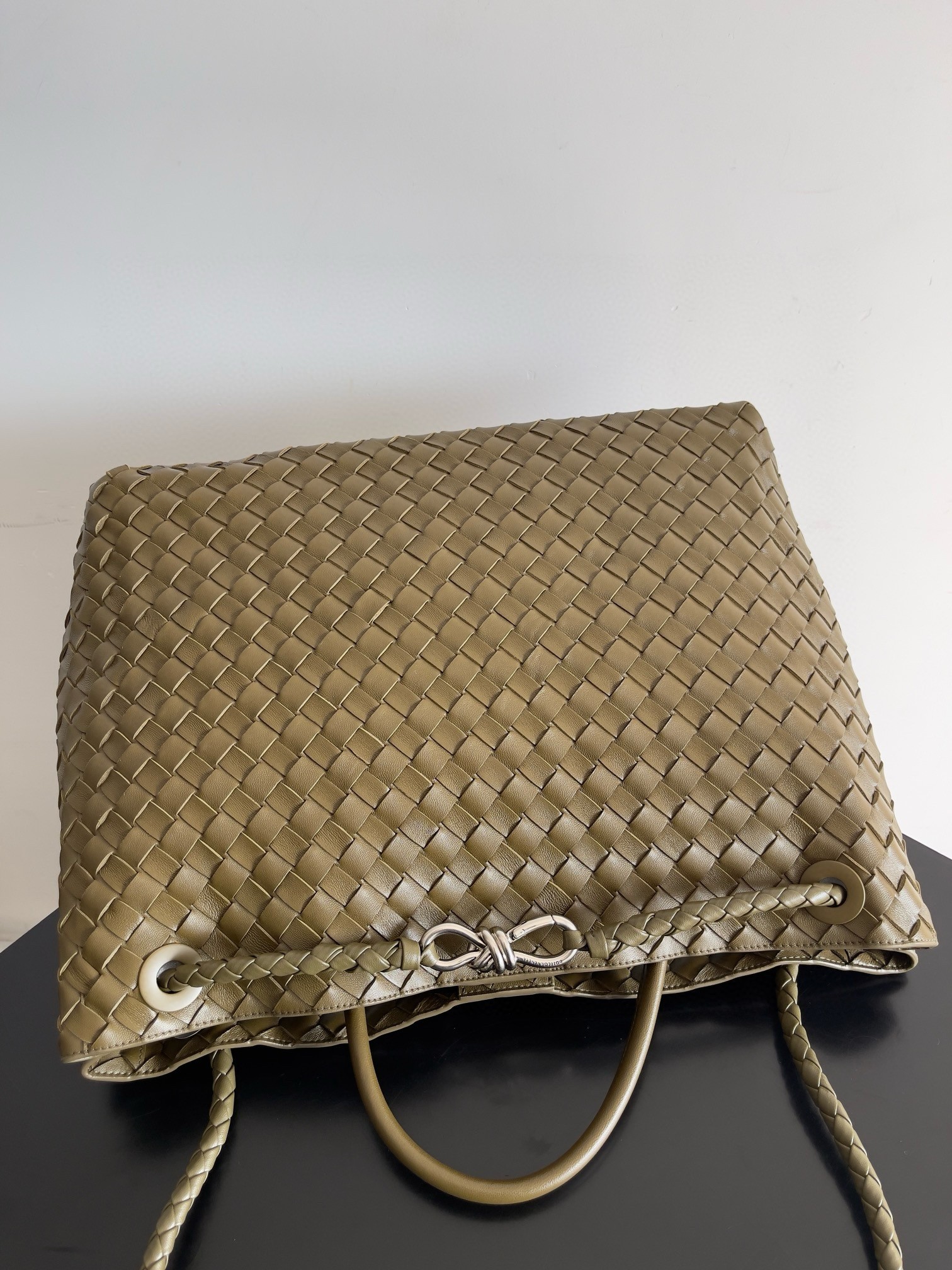 bo*te*ga Ve*ne*ta large andiamo bag in khaki intrecciato lambskin