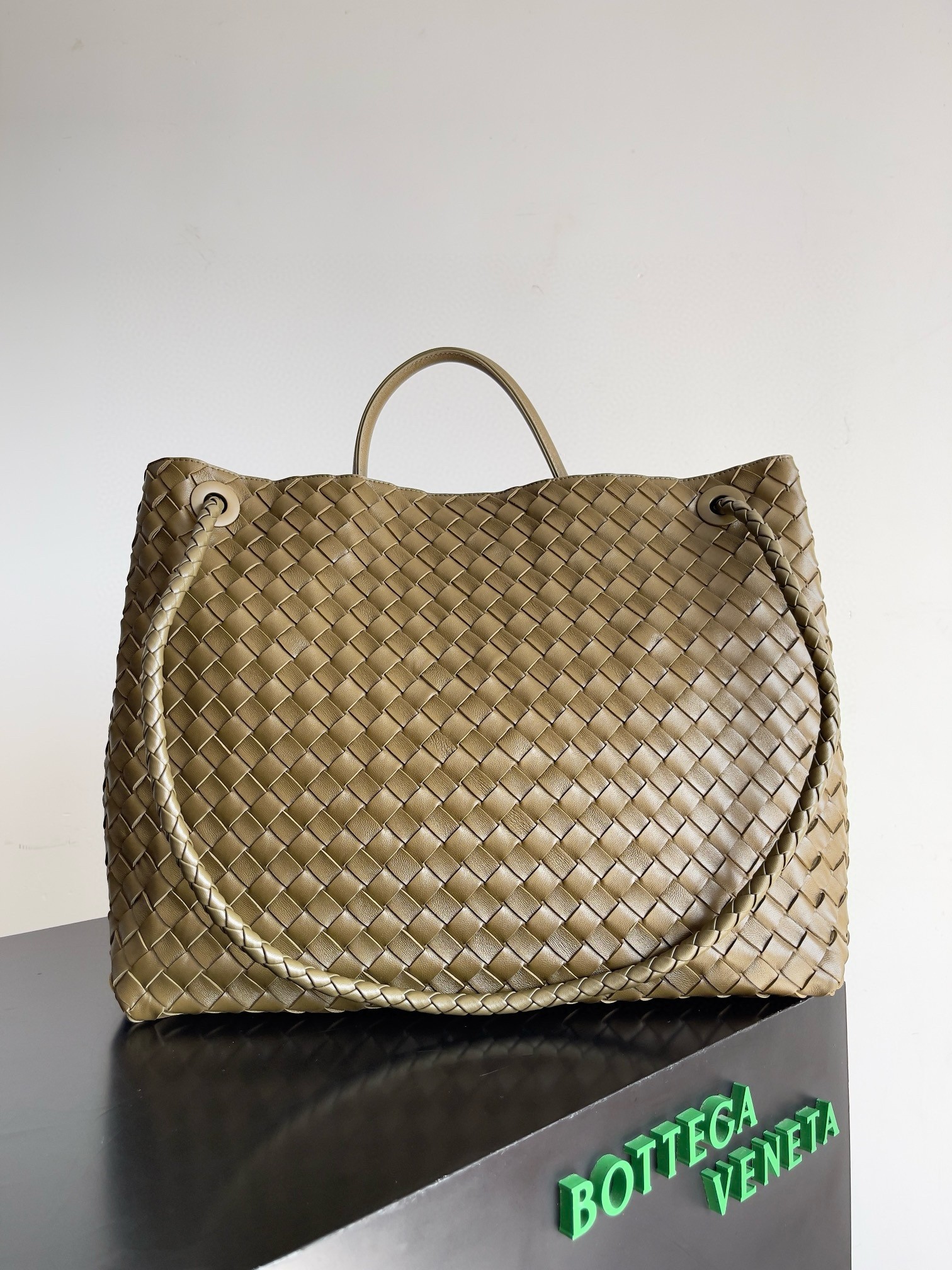 bo*te*ga Ve*ne*ta large andiamo bag in khaki intrecciato lambskin