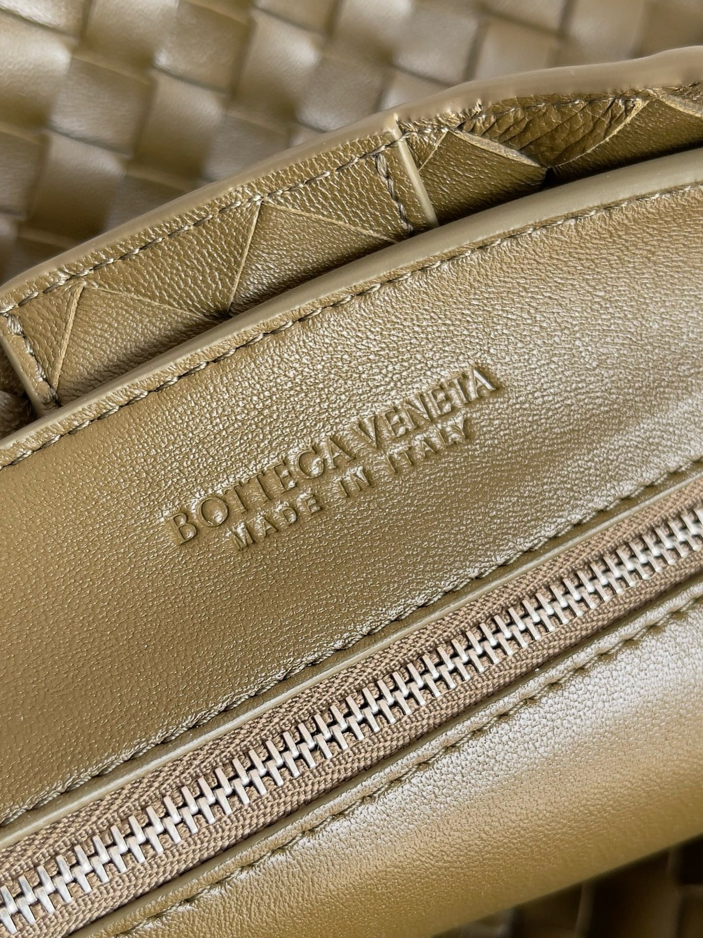 bo*te*ga Ve*ne*ta large andiamo bag in khaki intrecciato lambskin