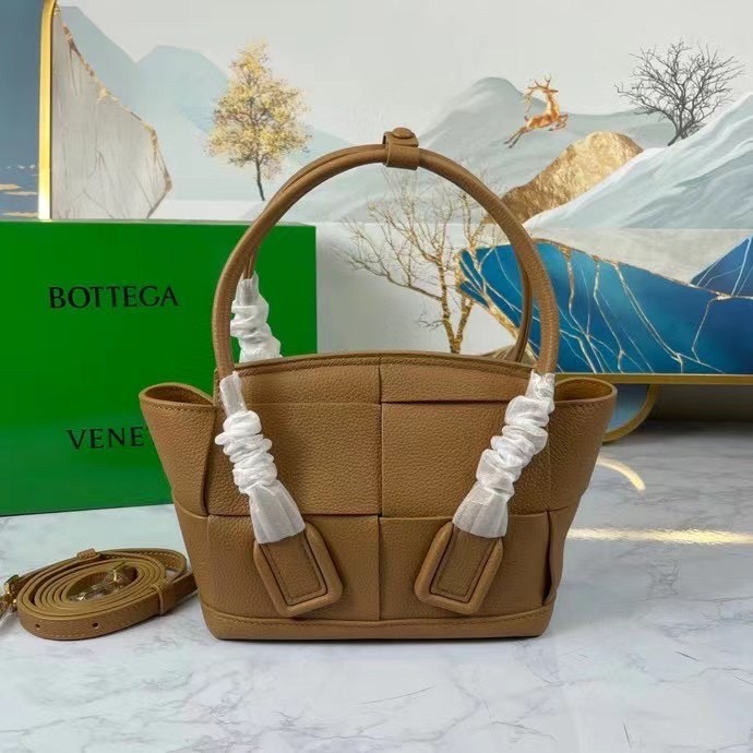 bo*te*ga Ve*ne*ta mini arco bag in caramel intrecciato leather