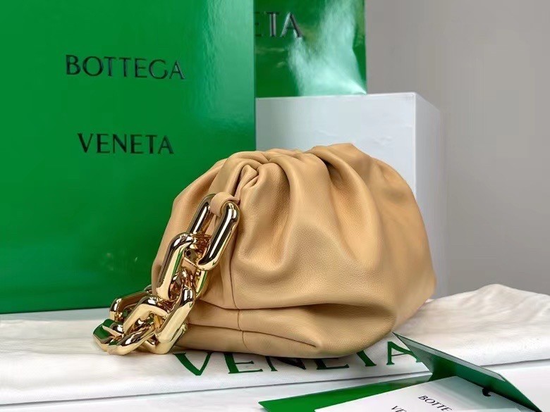 bo*te*ga Ve*ne*ta the chain pouch bag in beige calfskin