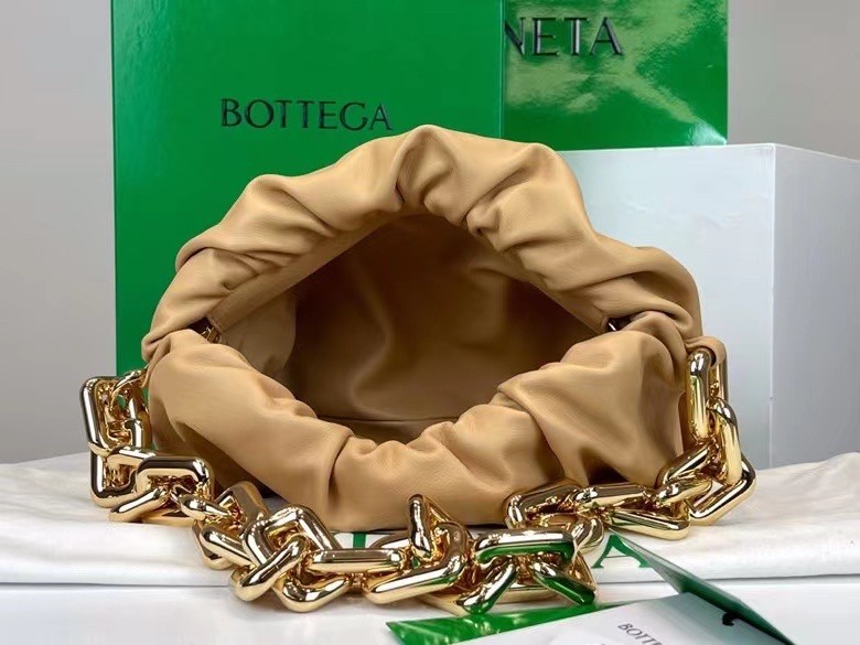 bo*te*ga Ve*ne*ta the chain pouch bag in beige calfskin