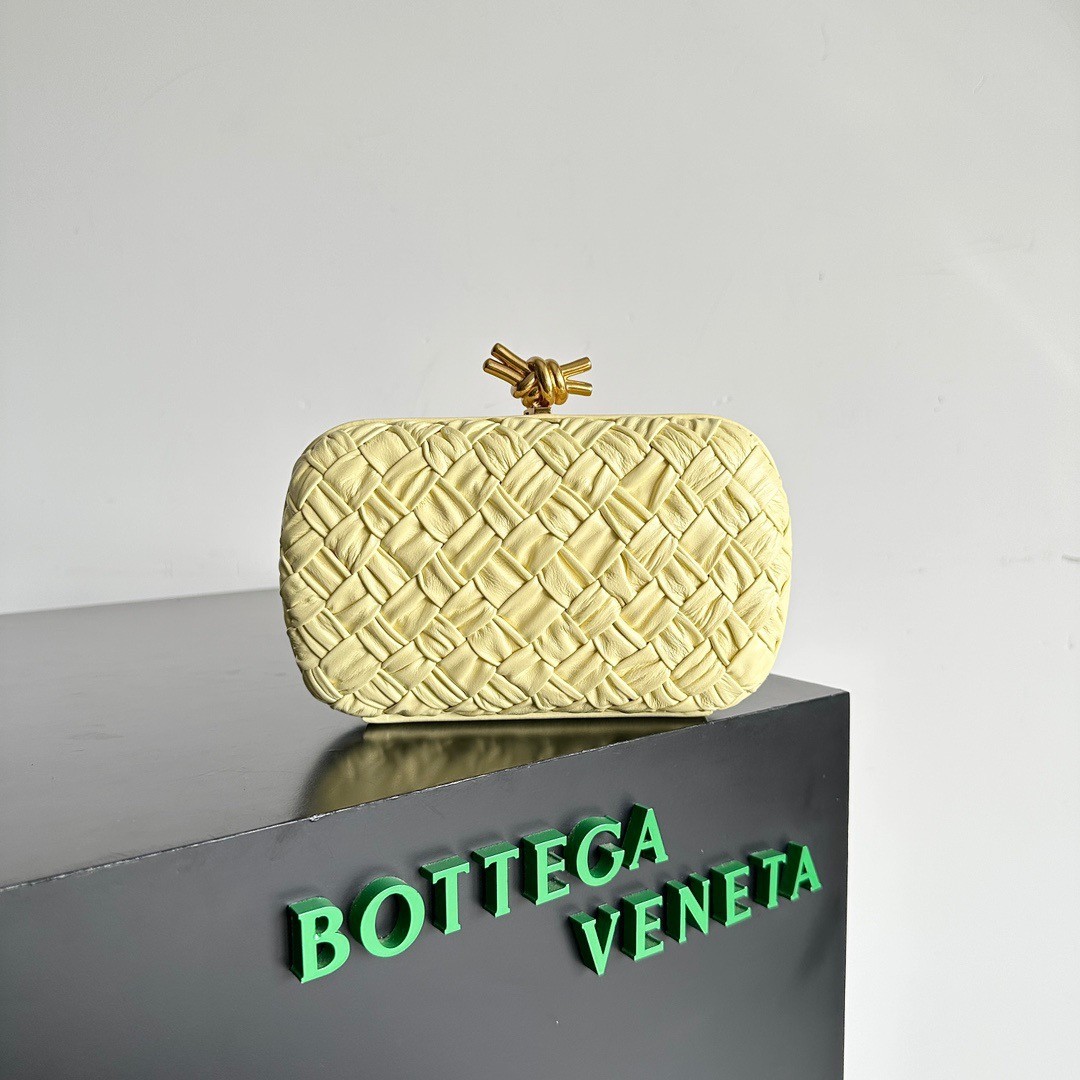 bo*te*ga Ve*ne*ta knot minaudiere clutch in ice cream foulard intreccio leather