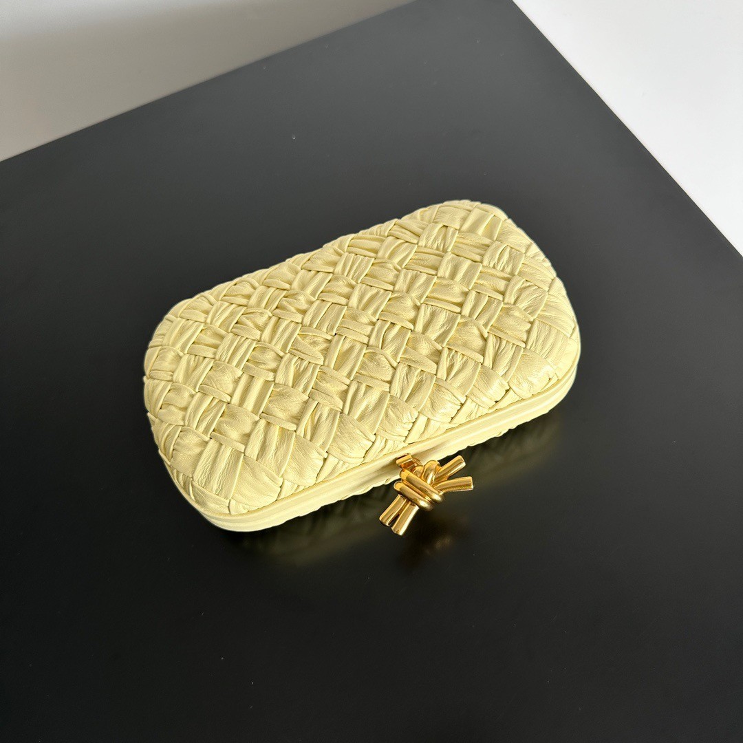 bo*te*ga Ve*ne*ta knot minaudiere clutch in ice cream foulard intreccio leather