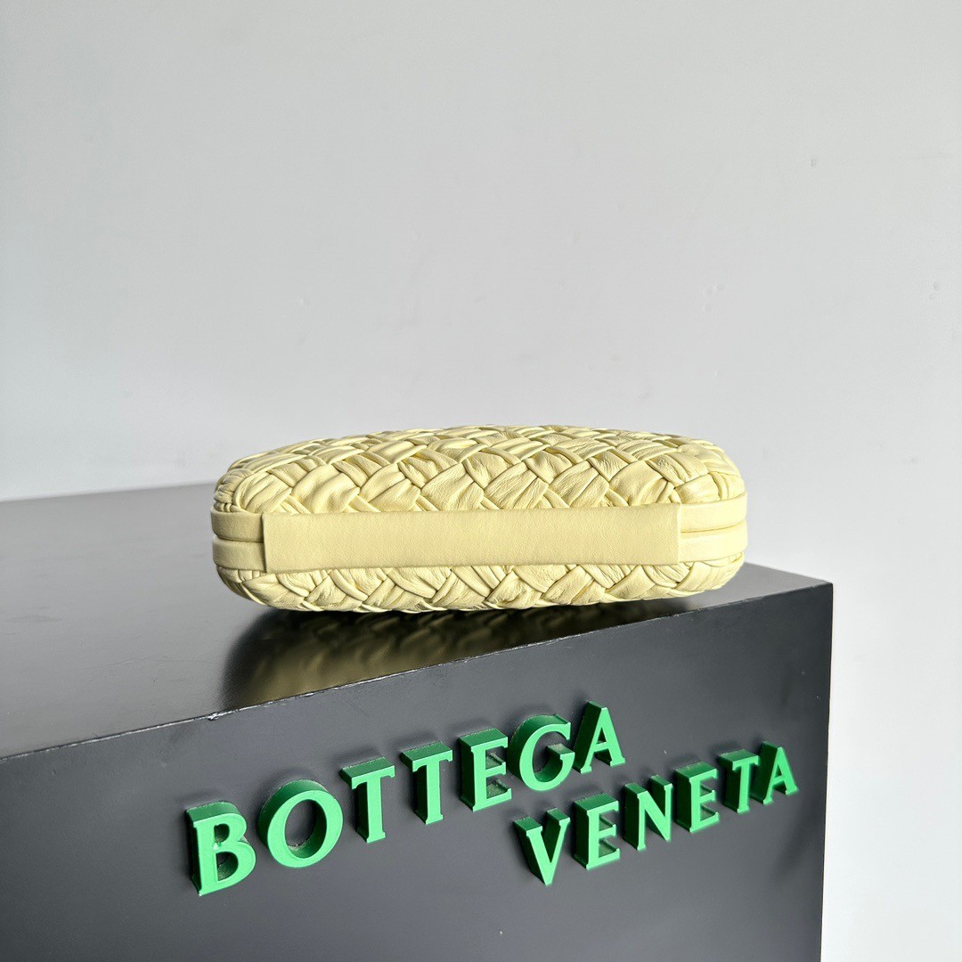 bo*te*ga Ve*ne*ta knot minaudiere clutch in ice cream foulard intreccio leather