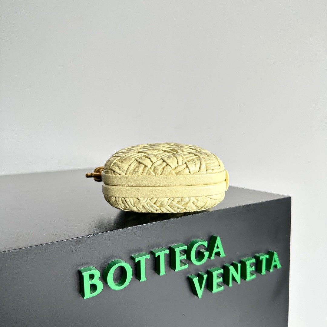 bo*te*ga Ve*ne*ta knot minaudiere clutch in ice cream foulard intreccio leather