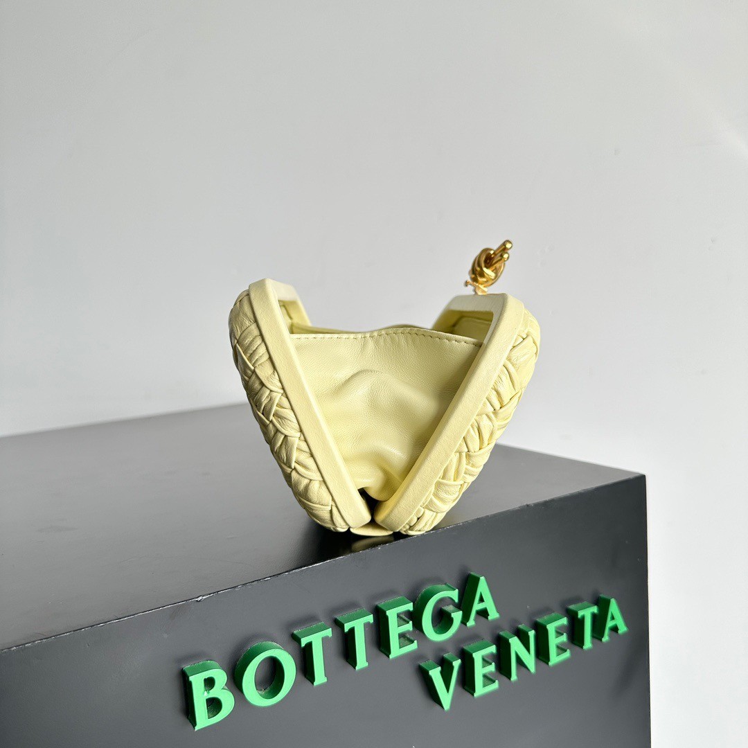 bo*te*ga Ve*ne*ta knot minaudiere clutch in ice cream foulard intreccio leather