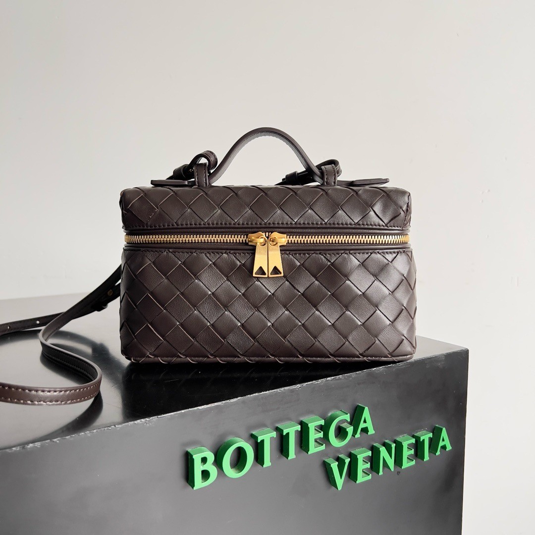 bo*te*ga Ve*ne*ta bang bang vanity case in fondant intrecciato leather