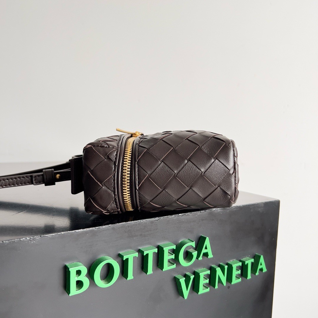 bo*te*ga Ve*ne*ta bang bang vanity case in fondant intrecciato leather