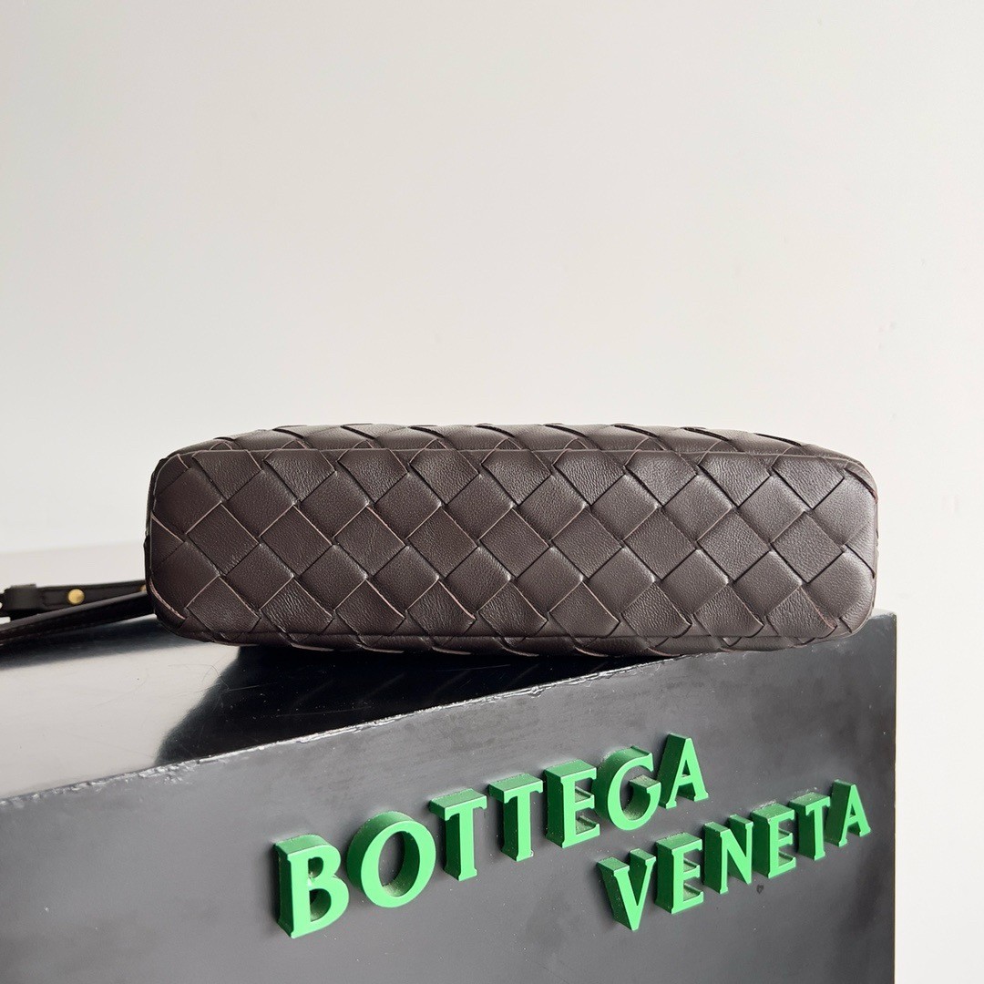 bo*te*ga Ve*ne*ta bang bang vanity case in fondant intrecciato leather