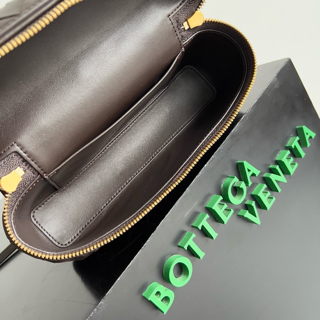 bo*te*ga Ve*ne*ta bang bang vanity case in fondant intrecciato leather