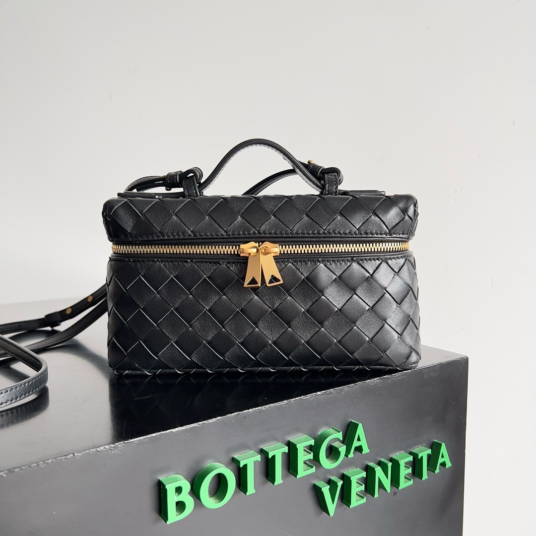 bo*te*ga Ve*ne*ta bang bang vanity case in black intrecciato leather