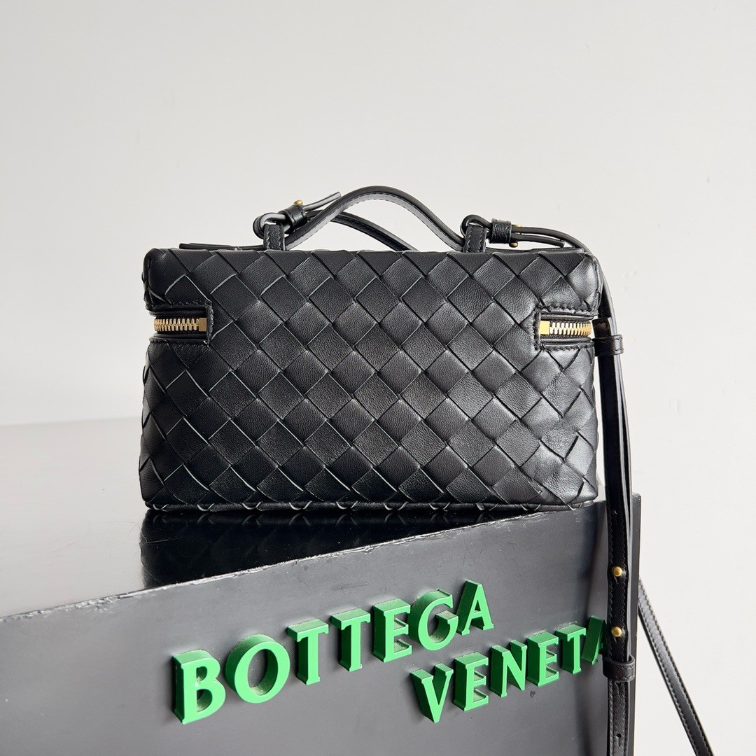 bo*te*ga Ve*ne*ta bang bang vanity case in black intrecciato leather