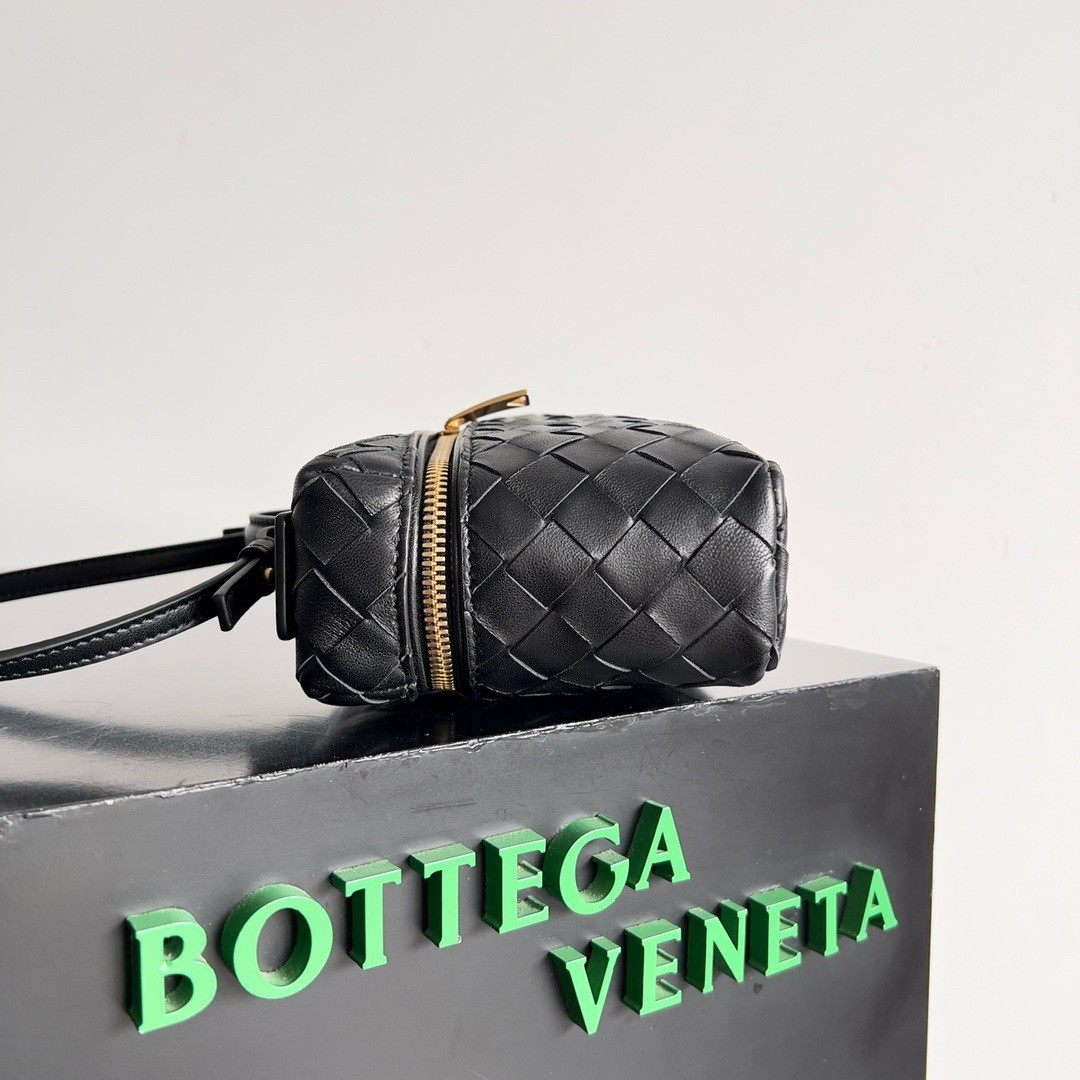 bo*te*ga Ve*ne*ta bang bang vanity case in black intrecciato leather