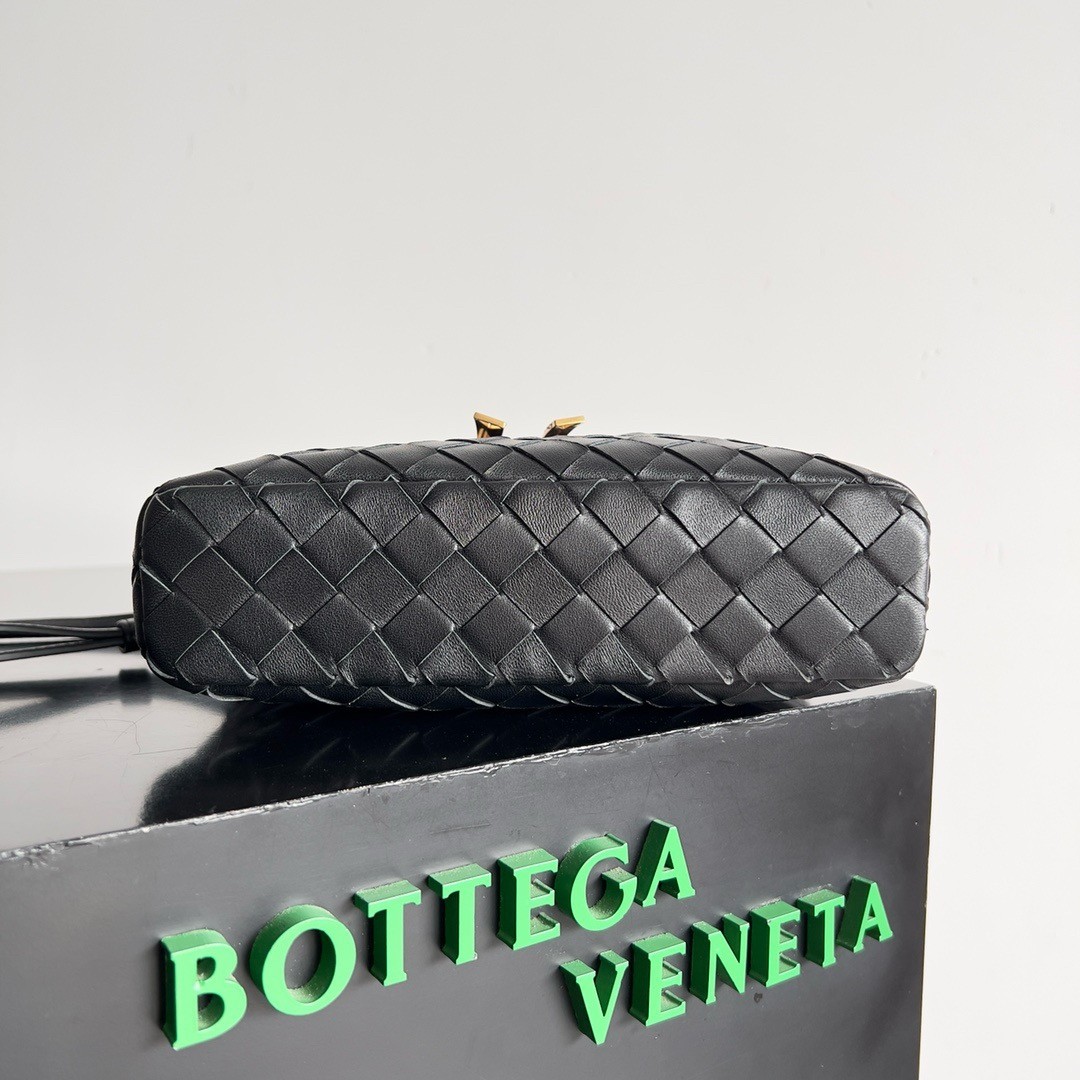 bo*te*ga Ve*ne*ta bang bang vanity case in black intrecciato leather