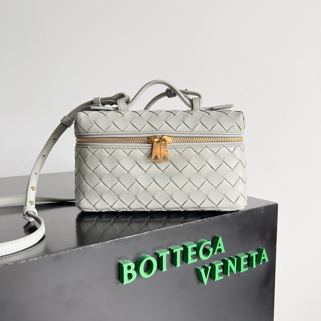 bo*te*ga Ve*ne*ta bang bang vanity case in ivory intrecciato leather