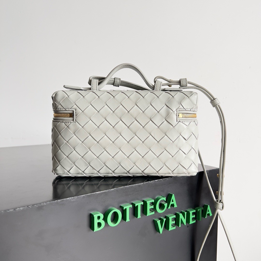 bo*te*ga Ve*ne*ta bang bang vanity case in ivory intrecciato leather