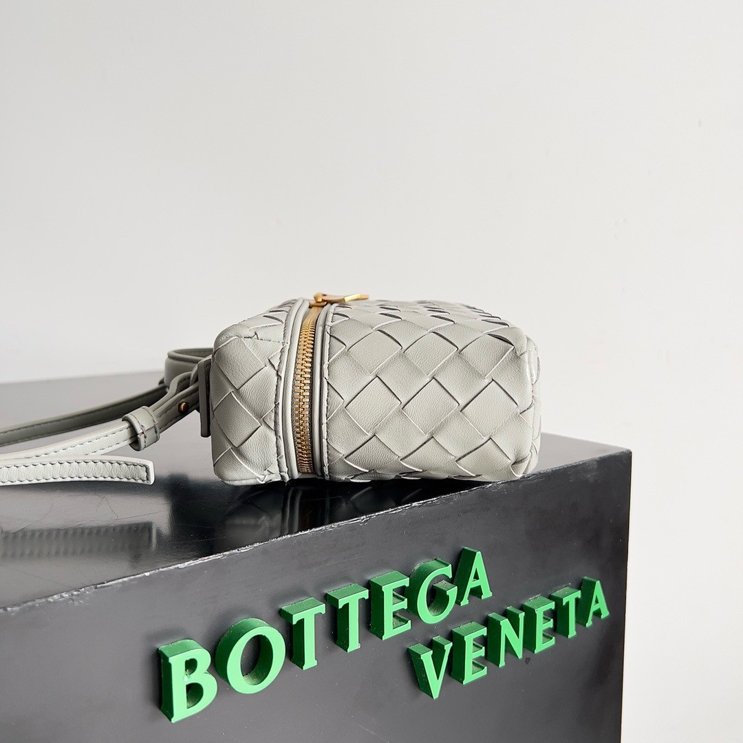 bo*te*ga Ve*ne*ta bang bang vanity case in ivory intrecciato leather