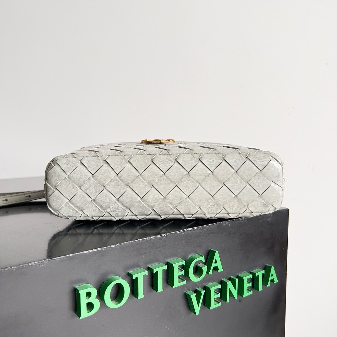 bo*te*ga Ve*ne*ta bang bang vanity case in ivory intrecciato leather