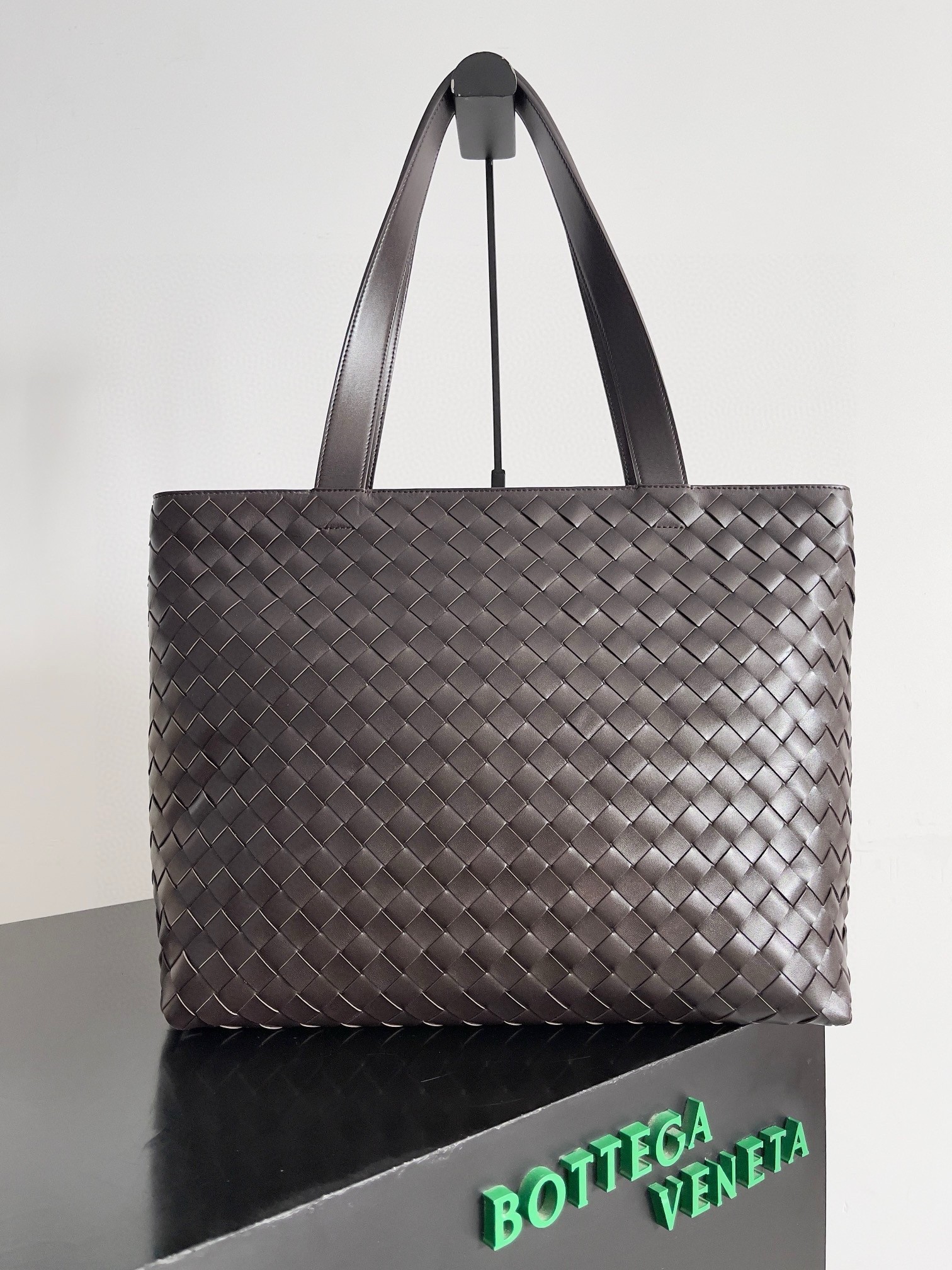 bo*te*ga Ve*ne*ta large zipped tote in fondant intrecciato calfskin