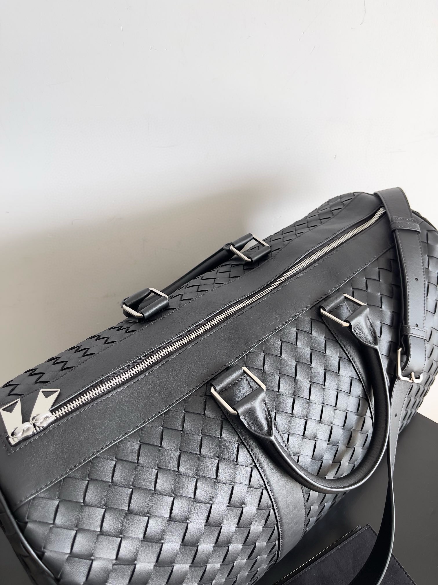 bo*te*ga Ve*ne*ta medium duffle bag in black intrecciato calfskin