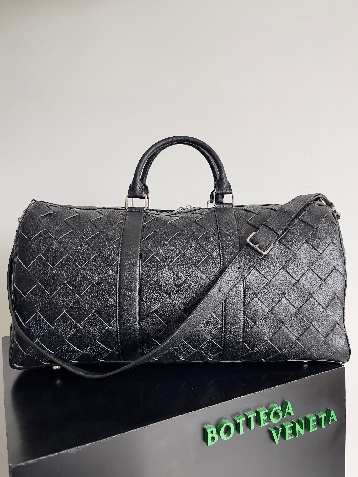 bo*te*ga Ve*ne*ta medium duffle bag in black intrecciato grained calfskin