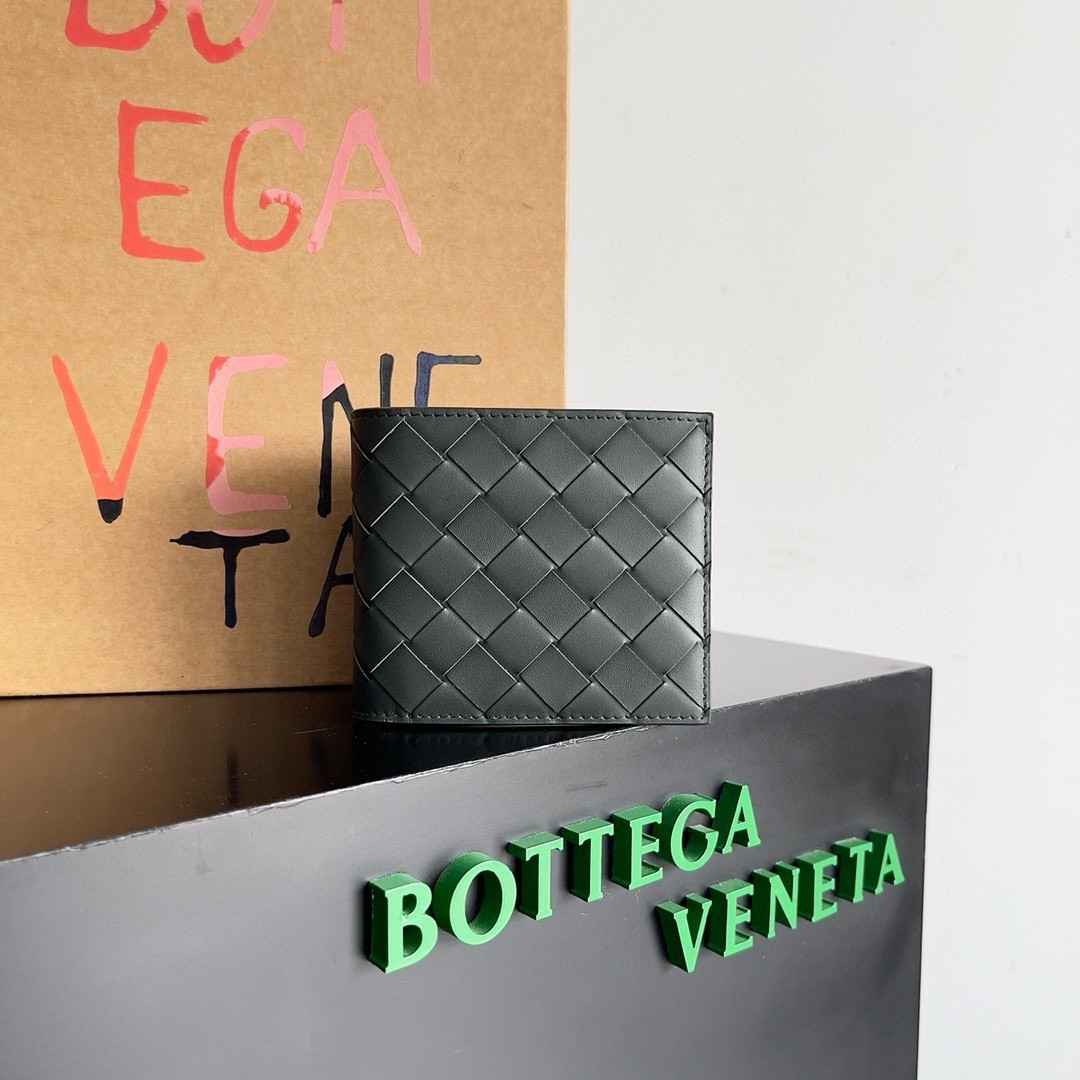 bo*te*ga Ve*ne*ta bi-fold wallet in dark green intrecciato leather