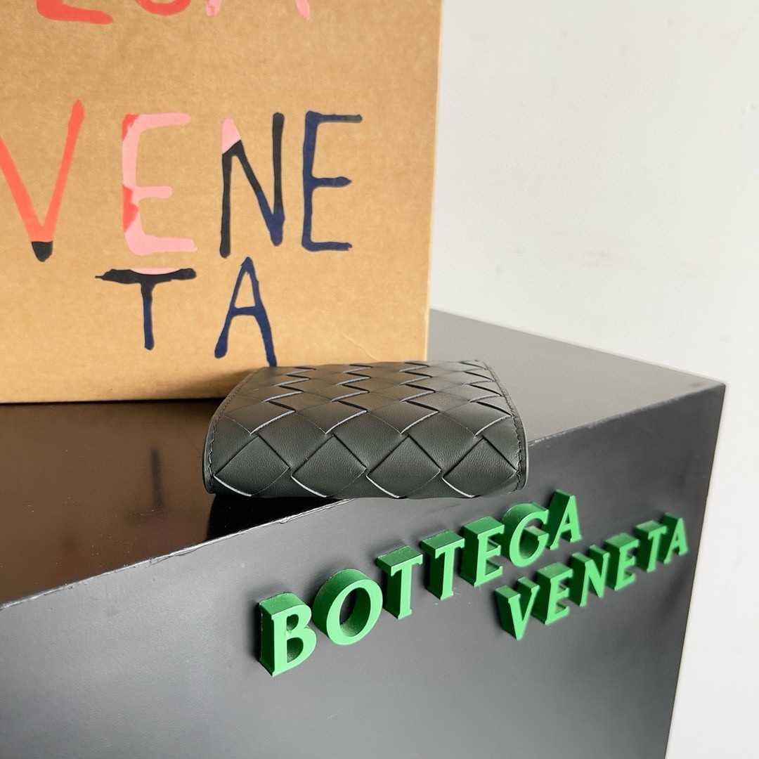 bo*te*ga Ve*ne*ta bi-fold wallet in dark green intrecciato leather