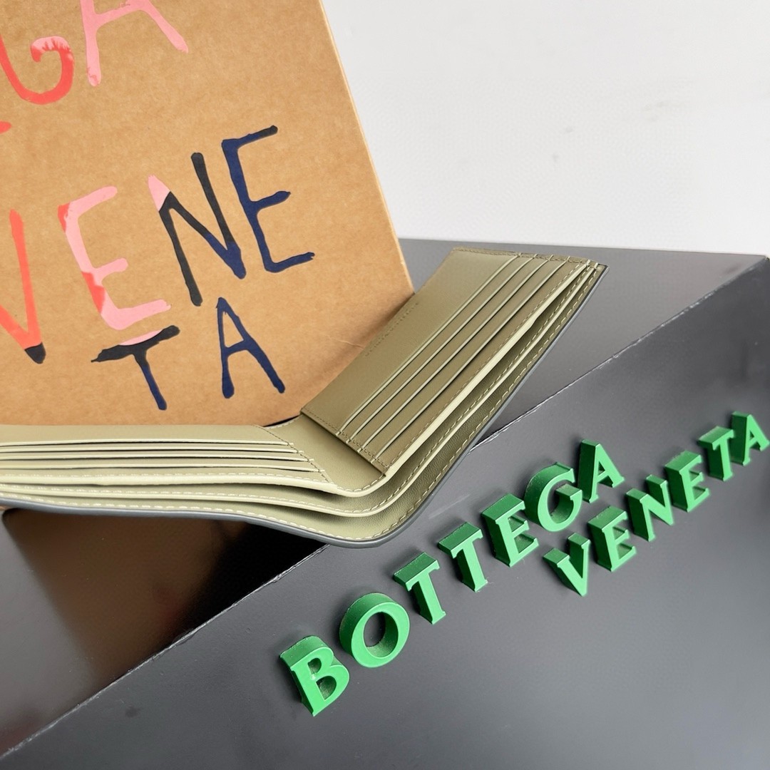 bo*te*ga Ve*ne*ta bi-fold wallet in dark green intrecciato leather