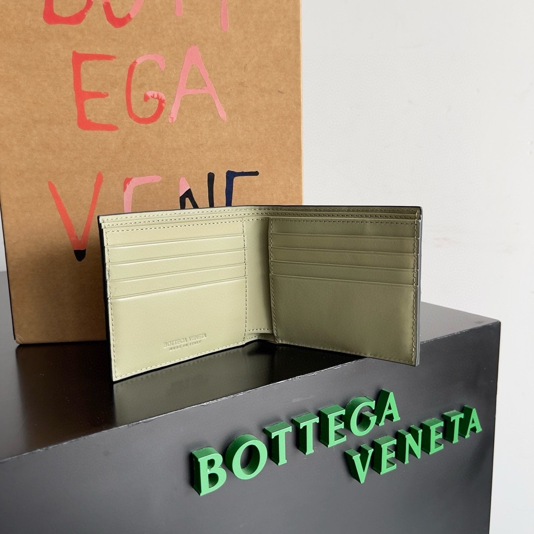 bo*te*ga Ve*ne*ta bi-fold wallet in dark green intrecciato leather