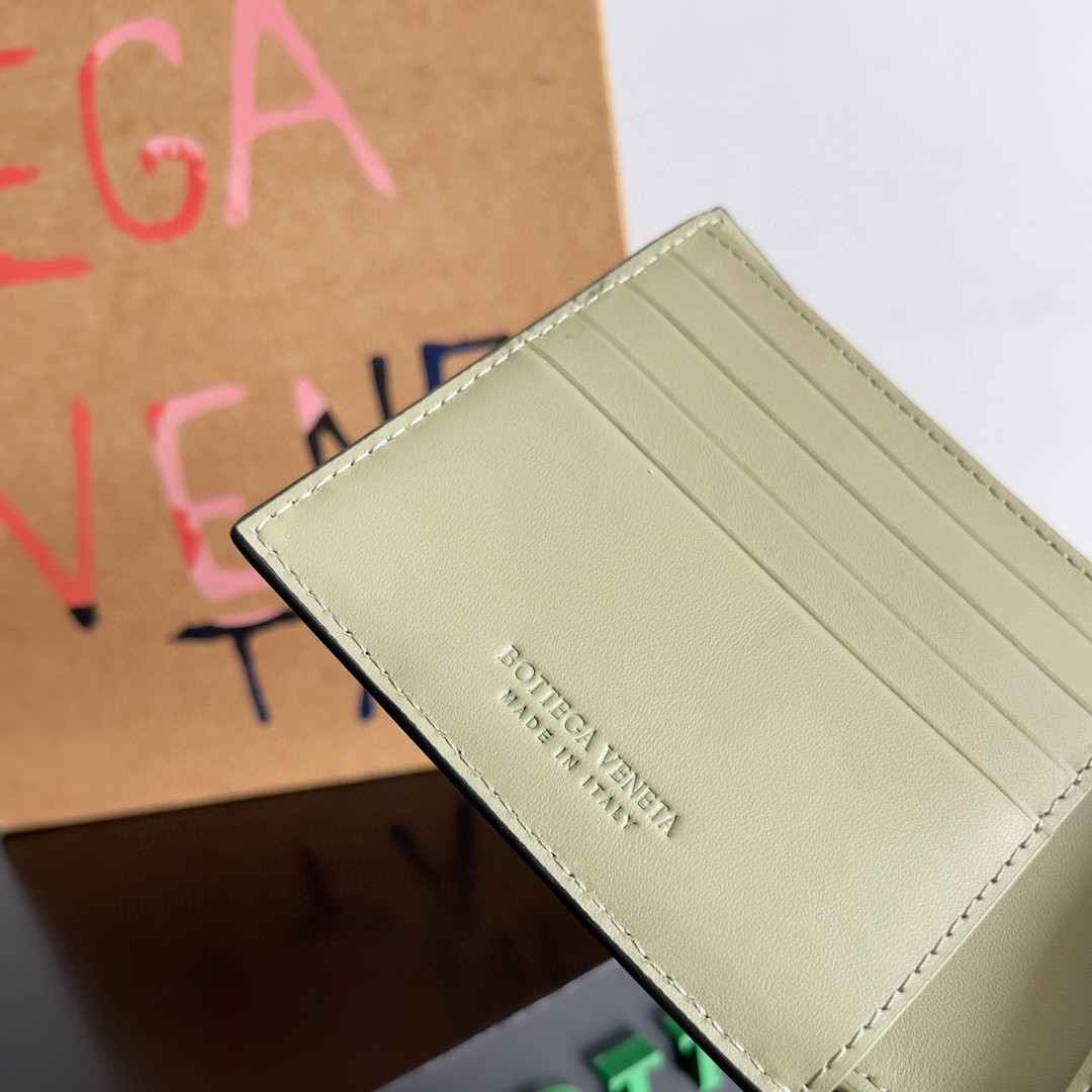 bo*te*ga Ve*ne*ta bi-fold wallet in dark green intrecciato leather