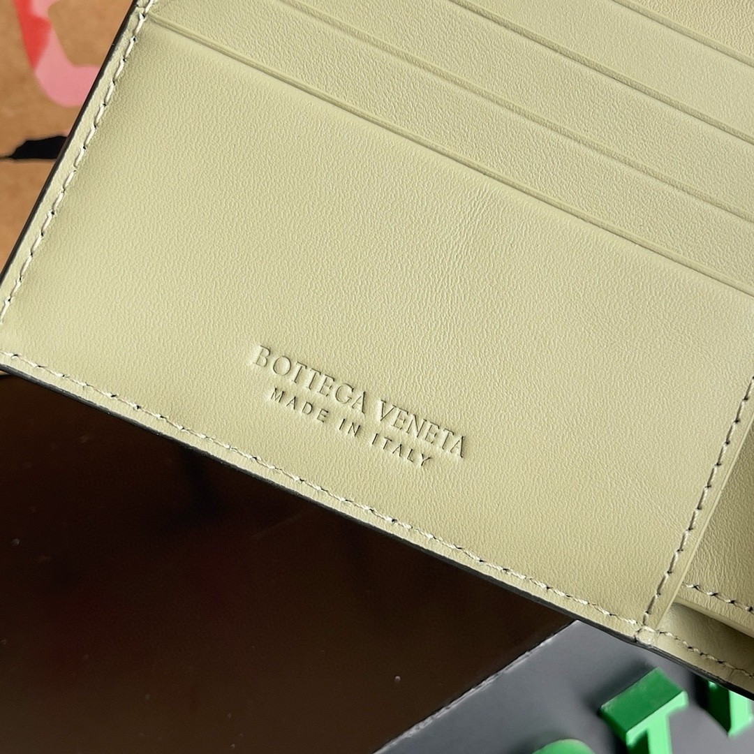 bo*te*ga Ve*ne*ta bi-fold wallet in dark green intrecciato leather