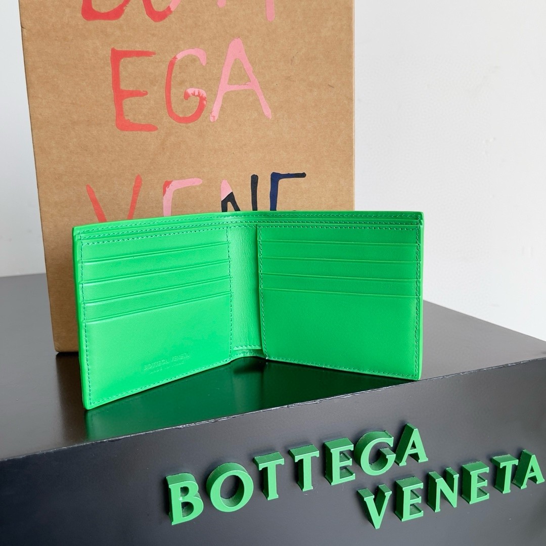 bo*te*ga Ve*ne*ta bi-fold wallet in parakeet intrecciato calfskin