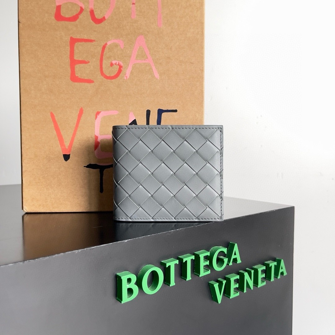 bo*te*ga Ve*ne*ta bi-fold wallet in thunder intrecciato calfskin