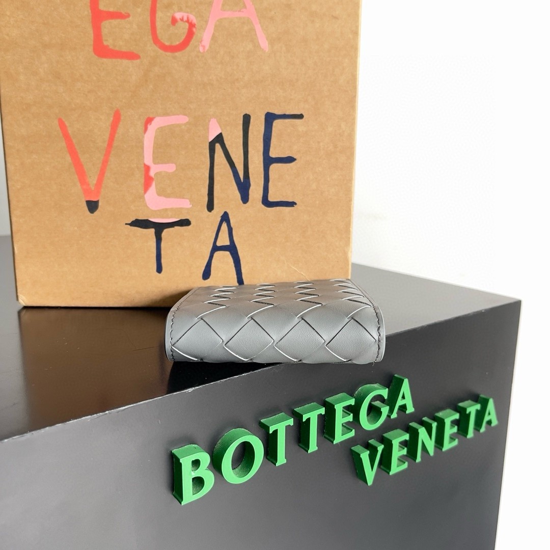 bo*te*ga Ve*ne*ta bi-fold wallet in thunder intrecciato calfskin