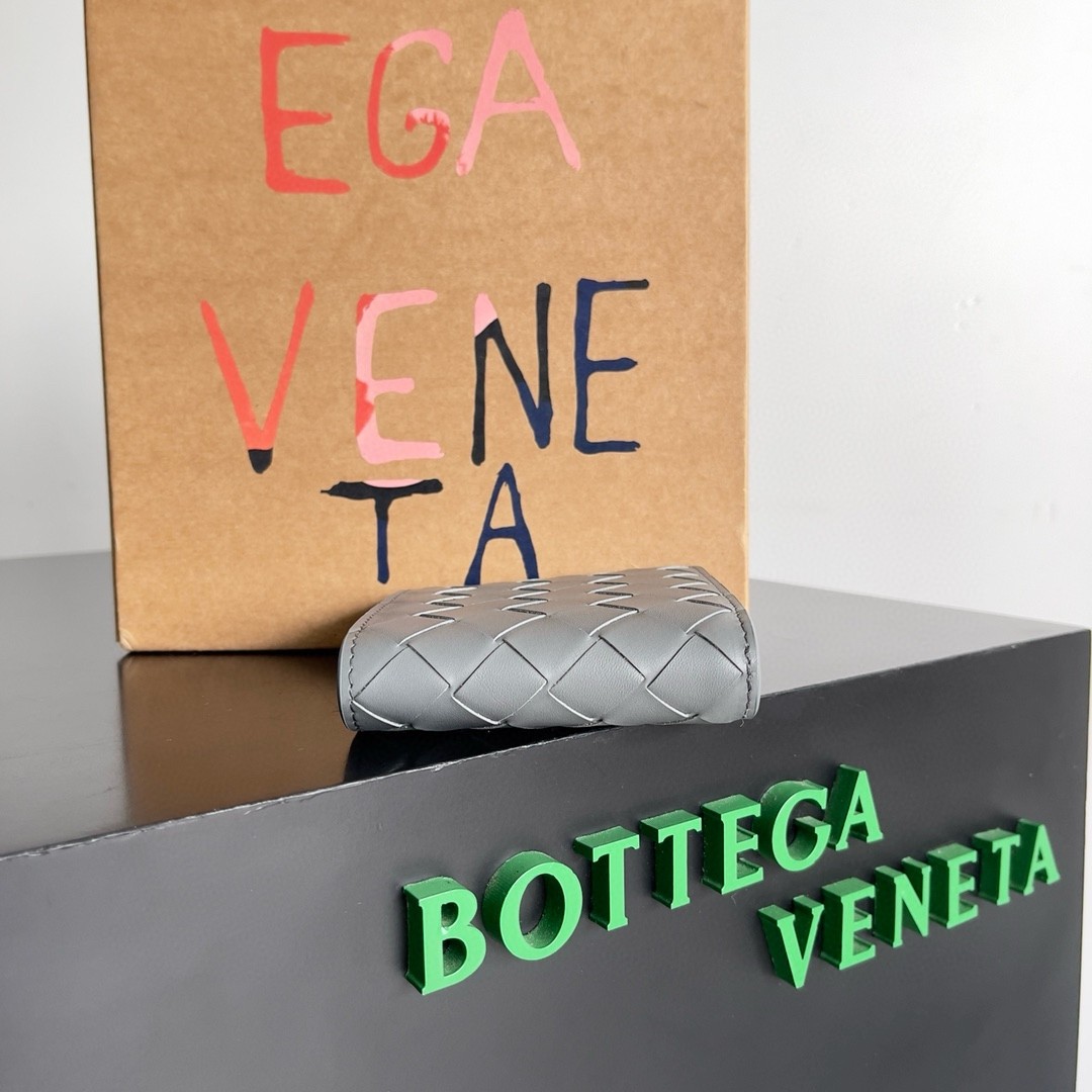 bo*te*ga Ve*ne*ta bi-fold wallet in thunder intrecciato calfskin