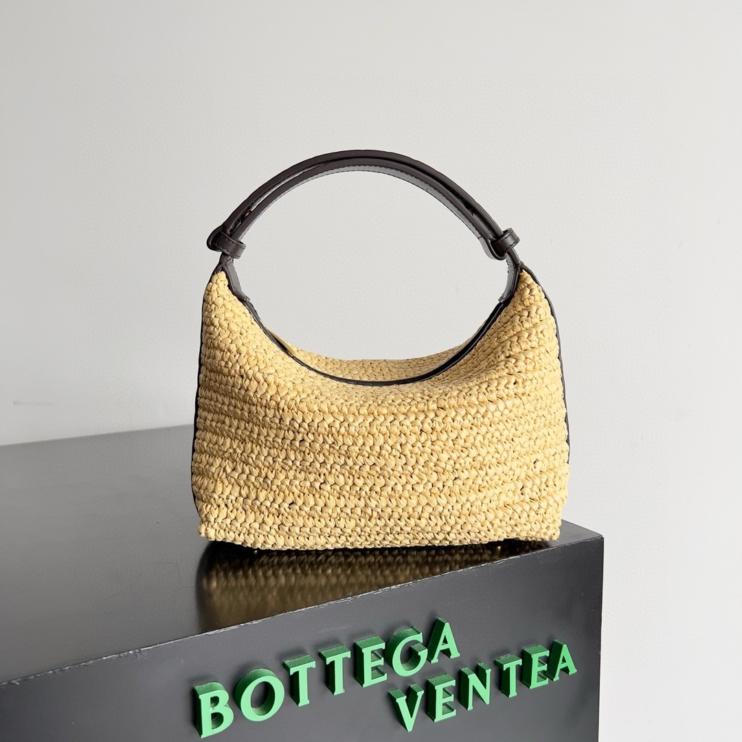 bo*te*ga Ve*ne*ta mini wallace bag in natural raffia